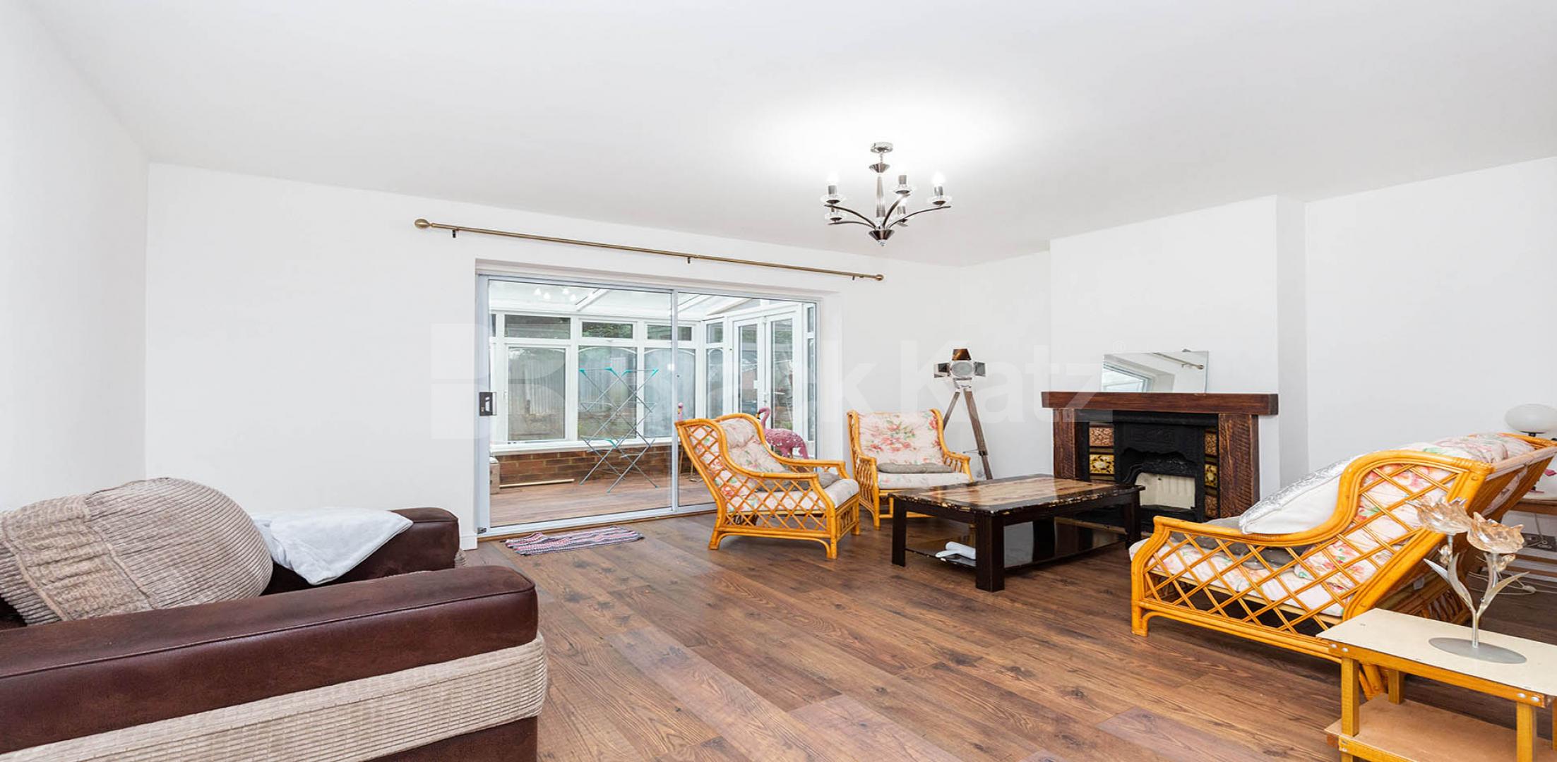 			SPACIOUS FAMILY HOME!, 3 Bedroom, 2 bath, 2 reception House			 Summers Lane, FINCHLEY